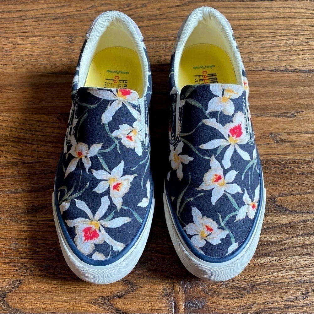 𝅺SEAVEES Hawthorne Slip On Magnum Sneakers Black Star Orchid Size 6 (EUC)